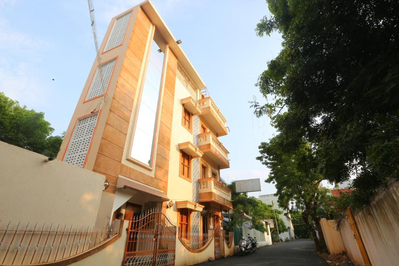 Le Apex Hotel Auroville Exterior photo